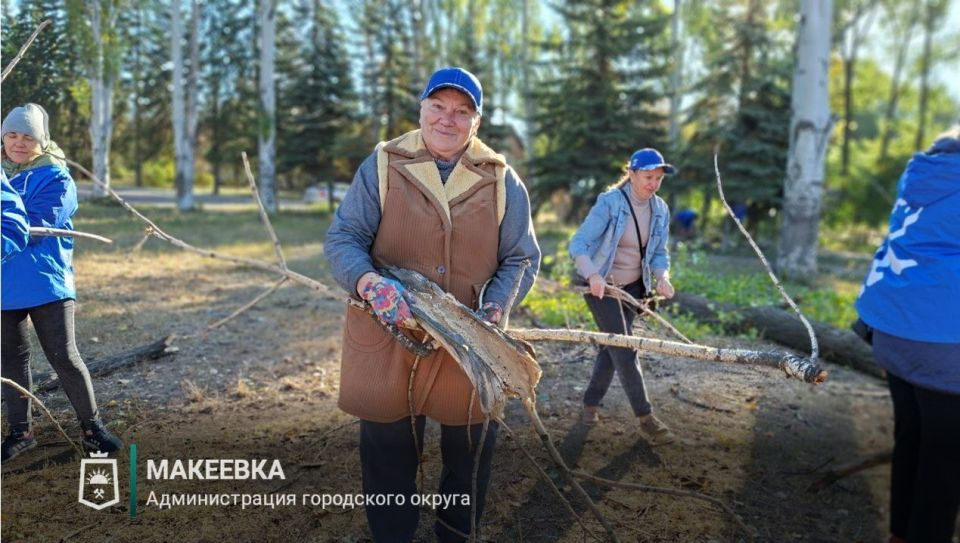Депутаты и активисты провели субботник на улицах Сусанина и Педагогической Депутаты и активисты провели субботник на улицах Сусанина и Педагогической