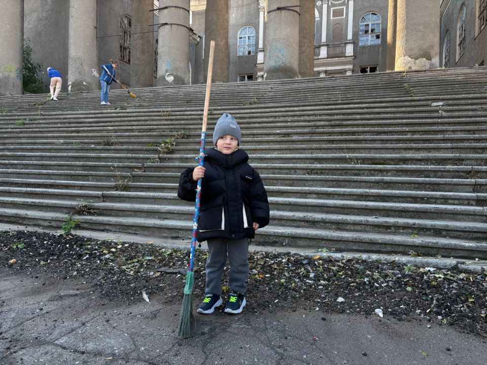 Субботник в Донецке!. Сотрудники Управы Ленинского внутригородского района Администрации городского округа Донецк, заместитель главы администрации городского округа Донецк Светлана Везденко, представители Ленинского штаба... Субботник в Донецке!. Сотрудники Управы Ленинского внутригородского района Администрации городского округа Донецк, заместитель главы администрации городского округа Донецк Светлана Везденко, представители Ленинского штаба...