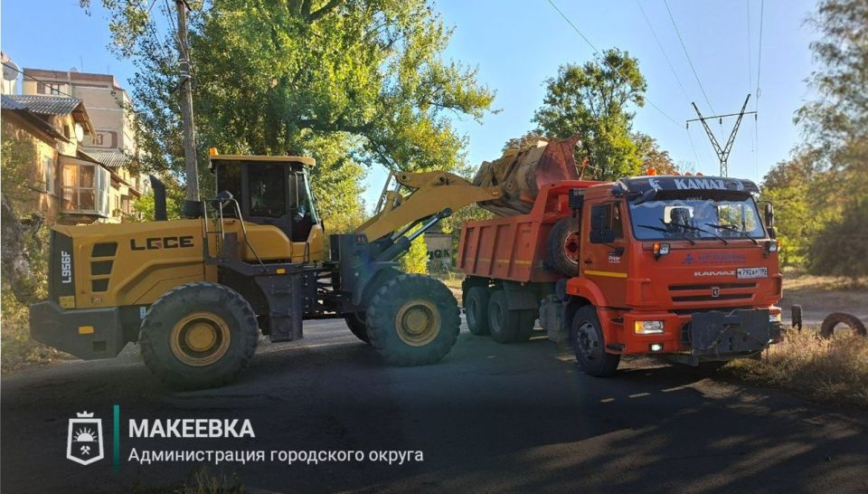 Депутаты и активисты провели субботник на улицах Сусанина и Педагогической Депутаты и активисты провели субботник на улицах Сусанина и Педагогической