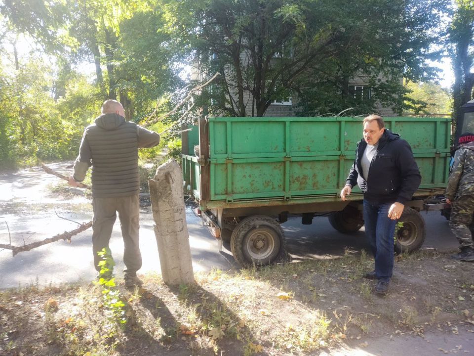 Сегодня, 4 октября 2025 года, в Кировском внутригородском районе города Донецк состоялся субботник по адресу: мкр Сегодня, 4 октября 2025 года, в Кировском внутригородском районе города Донецк состоялся субботник по адресу: мкр