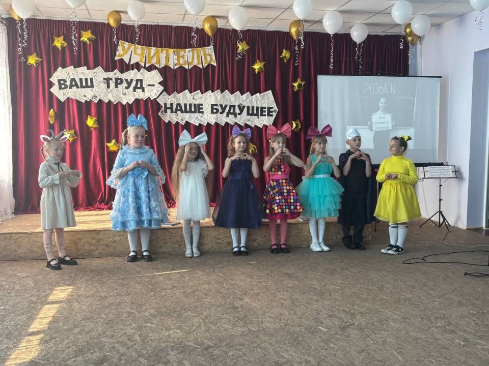 3 октября в ГБОУ «Школа № 3 г.о. Дебальцево» царила невероятная атмосфера праздника и благодарности людям самой благородной профессии – Учителя! 3 октября в ГБОУ «Школа № 3 г.о. Дебальцево» царила невероятная атмосфера праздника и благодарности людям самой благородной профессии – Учителя!