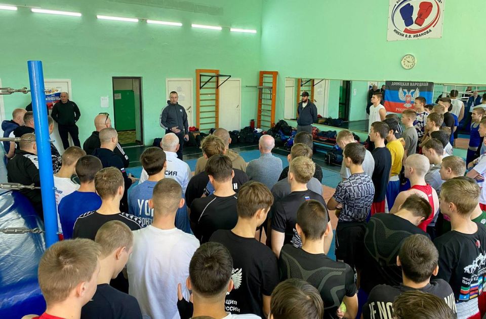 Сегодня в СОК ВИТЯЗЬ , в рамках подготовки к предстоящим Всероссийским соревнованиям ,состоялась совместная тренировка лидеров сборной республики по боксу среди старших юношей ( 2009-10 г.р. ) Сегодня в СОК ВИТЯЗЬ , в рамках подготовки к предстоящим Всероссийским соревнованиям ,состоялась совместная тренировка лидеров сборной республики по боксу среди старших юношей ( 2009-10 г.р. )