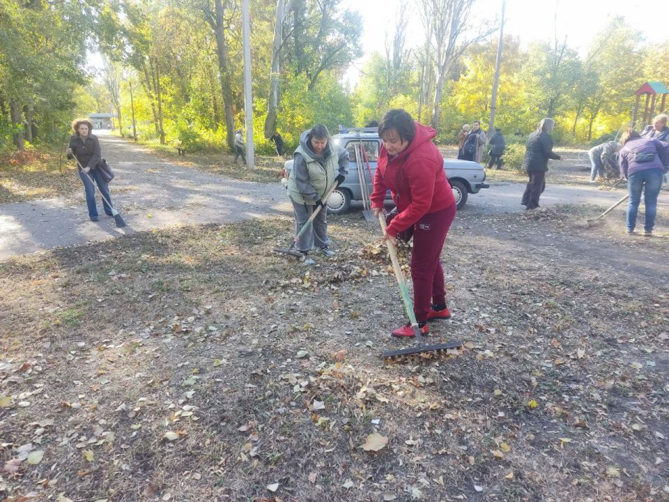 Сегодня, 4 октября 2025 года, в Кировском внутригородском районе города Донецк состоялся субботник по адресу: мкр Сегодня, 4 октября 2025 года, в Кировском внутригородском районе города Донецк состоялся субботник по адресу: мкр