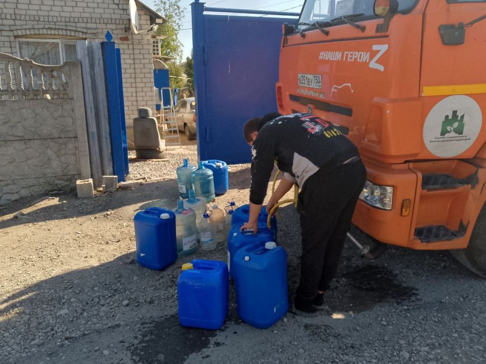 Для обеспечения водой жителей района Управой Кировского внутригородского района при поддержке региона-шефа Московская область ежедневно осуществляется подвоз воды для жителей домов, в которые в установленный графиком день не... Для обеспечения водой жителей района Управой Кировского внутригородского района при поддержке региона-шефа Московская область ежедневно осуществляется подвоз воды для жителей домов, в которые в установленный графиком день не...