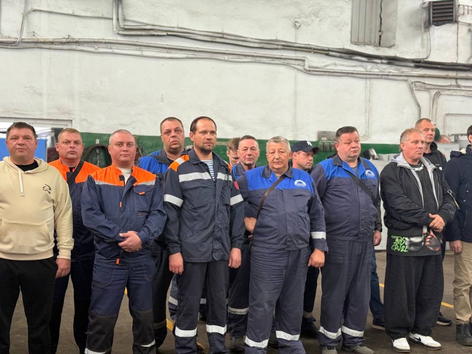 Председатель Законодательного собрания Санкт-Петербурга Александр Бельский встретился со специалистами из Петербурга, которые сейчас находятся в Мариуполе Председатель Законодательного собрания Санкт-Петербурга Александр Бельский встретился со специалистами из Петербурга, которые сейчас находятся в Мариуполе