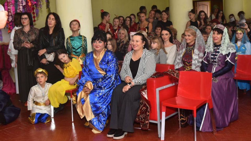 Председатель #Комитет_по_ЖКХ Анна Кондрыкинская (фракция «Единая Россия») посетила мероприятие ко Дню учителя в Донецкой гимназии №6, организованное в тематике «Восток — дело тонкое» Председатель #Комитет_по_ЖКХ Анна Кондрыкинская (фракция «Единая Россия») посетила мероприятие ко Дню учителя в Донецкой гимназии №6, организованное в тематике «Восток — дело тонкое»