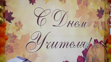 С любовью к детям и профессии: День учителя в Донбасс Опере