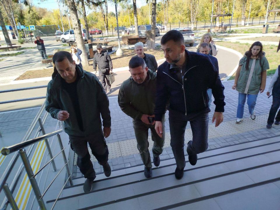 Константин Зинченко: Глава ДНР Денис Пушилин лично проверил ход восстановительных работ в Волновахе и оценил уже проделанную работу Константин Зинченко: Глава ДНР Денис Пушилин лично проверил ход восстановительных работ в Волновахе и оценил уже проделанную работу