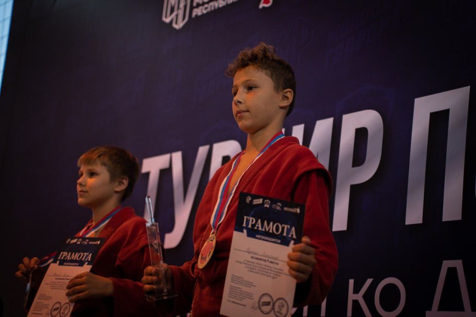 Сторонники Всероссийской политической партии «Единая Россия» ДНР поддержали турнир в Шахтерске Сторонники Всероссийской политической партии «Единая Россия» ДНР поддержали турнир в Шахтерске