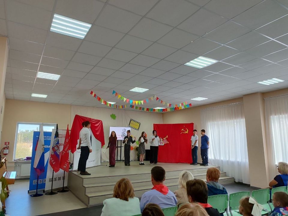 Праздничный концерт посвященный Дню Учителя «Назад в СССР» Праздничный концерт посвященный Дню Учителя «Назад в СССР»