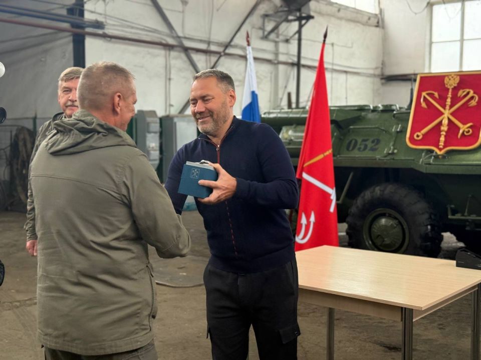 Председатель Законодательного собрания Санкт-Петербурга Александр Бельский встретился со специалистами из Петербурга, которые сейчас находятся в Мариуполе Председатель Законодательного собрания Санкт-Петербурга Александр Бельский встретился со специалистами из Петербурга, которые сейчас находятся в Мариуполе