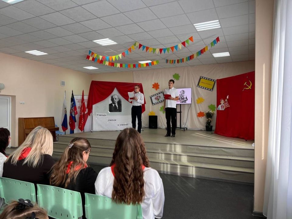 Праздничный концерт посвященный Дню Учителя «Назад в СССР» Праздничный концерт посвященный Дню Учителя «Назад в СССР»