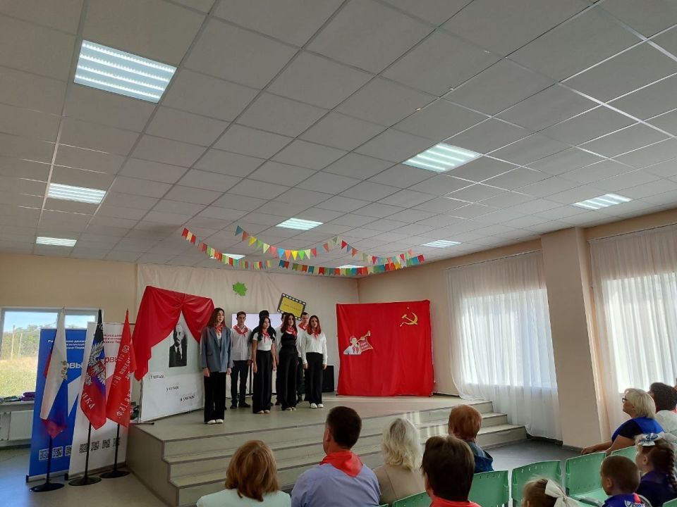 Праздничный концерт посвященный Дню Учителя «Назад в СССР» Праздничный концерт посвященный Дню Учителя «Назад в СССР»