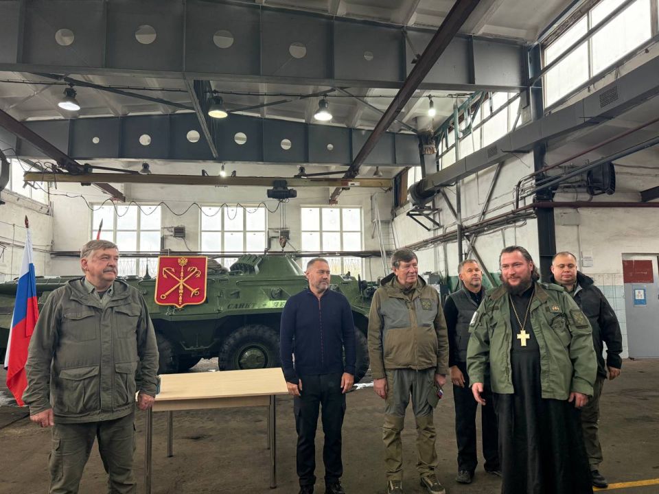 Председатель Законодательного собрания Санкт-Петербурга Александр Бельский встретился со специалистами из Петербурга, которые сейчас находятся в Мариуполе Председатель Законодательного собрания Санкт-Петербурга Александр Бельский встретился со специалистами из Петербурга, которые сейчас находятся в Мариуполе