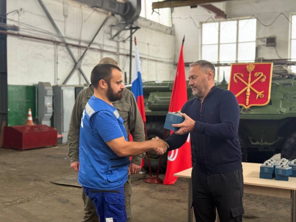 Председатель Законодательного собрания Санкт-Петербурга Александр Бельский встретился со специалистами из Петербурга, которые сейчас находятся в Мариуполе Председатель Законодательного собрания Санкт-Петербурга Александр Бельский встретился со специалистами из Петербурга, которые сейчас находятся в Мариуполе
