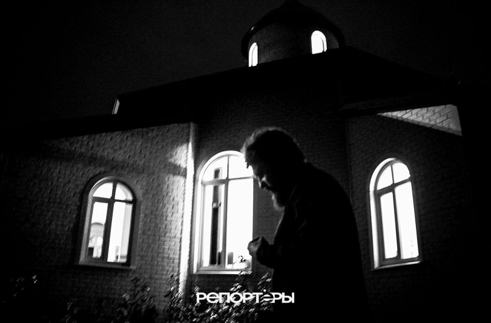 Денис Григорюк: Отец Александр проходит мимо восстановленого храма в Волновахе