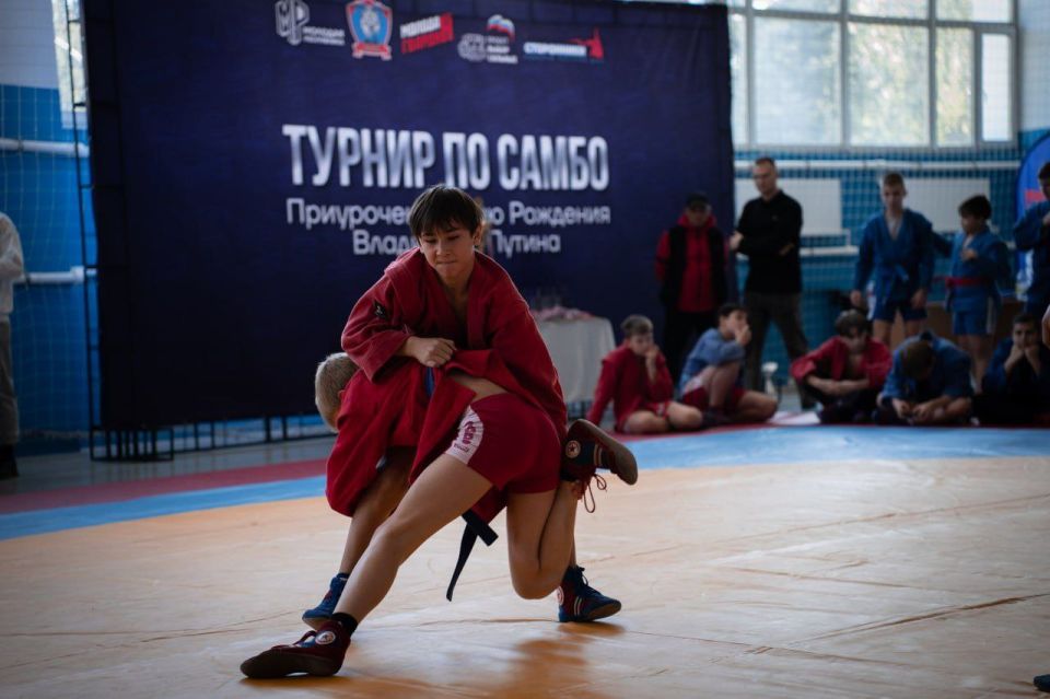 Сторонники Всероссийской политической партии «Единая Россия» ДНР поддержали турнир в Шахтерске Сторонники Всероссийской политической партии «Единая Россия» ДНР поддержали турнир в Шахтерске
