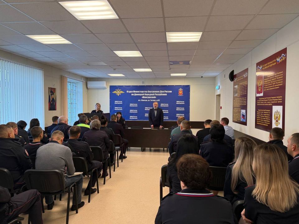 Глава Мангушского муниципального округа Борис Трима посетил отдел МВД России «Мангушский», чтобы лично поздравить сотрудников уголовного розыска с их профессиональным праздником Глава Мангушского муниципального округа Борис Трима посетил отдел МВД России «Мангушский», чтобы лично поздравить сотрудников уголовного розыска с их профессиональным праздником