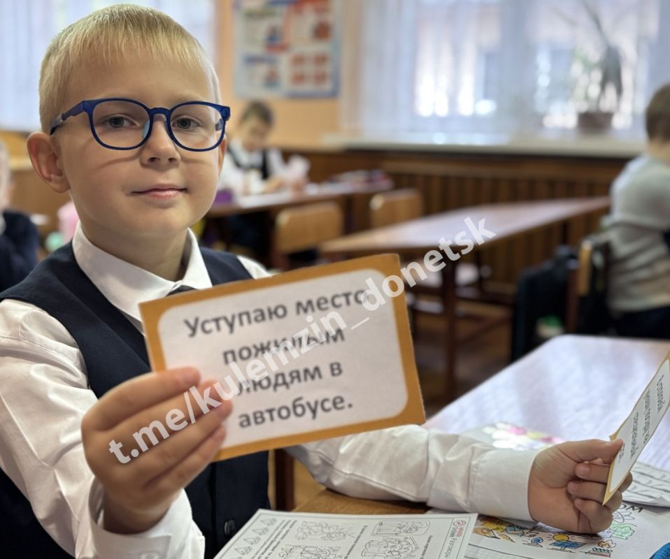 Сегодня в общеобразовательных учреждениях Донецка состоялись занятия в рамках программы внеурочной деятельности «Разговоры о важном», посвященные одной из ключевых человеческих ценностей – уважению Сегодня в общеобразовательных учреждениях Донецка состоялись занятия в рамках программы внеурочной деятельности «Разговоры о важном», посвященные одной из ключевых человеческих ценностей – уважению