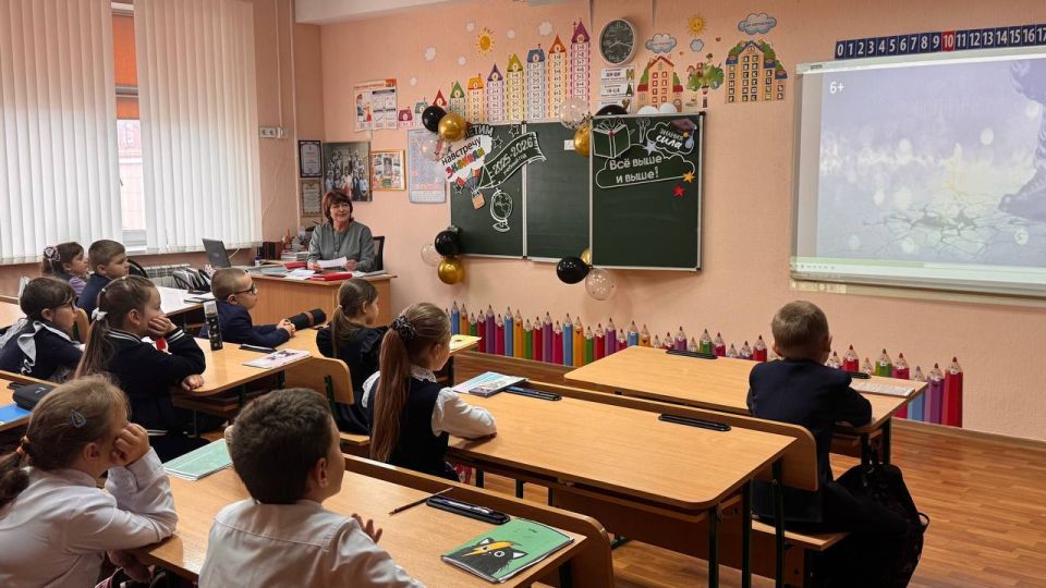 «Разговоры о важном». Утро в Тельмановской гимназии традиционно началось с торжественной линейки и почётного права выноса флага Российской Федерации и флага Донецкой Народной Республики юнармейцами ВПК «Юные патриоты... «Разговоры о важном». Утро в Тельмановской гимназии традиционно началось с торжественной линейки и почётного права выноса флага Российской Федерации и флага Донецкой Народной Республики юнармейцами ВПК «Юные патриоты...