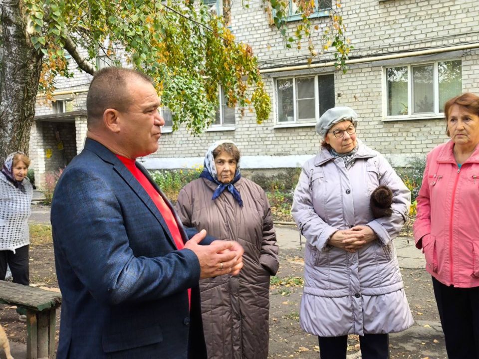 Александр Кузнецов встретился с жильцами дома №106 Александр Кузнецов встретился с жильцами дома №106