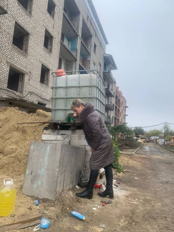 03 октября 2025 года во исполнение поручения Главы Донецкой Народной Республики депутаты Ясиноватского муниципального совета Анна Бондарь, Наталья Филиппова и Елена Исаенко посетили места подвоза воды 03 октября 2025 года во исполнение поручения Главы Донецкой Народной Республики депутаты Ясиноватского муниципального совета Анна Бондарь, Наталья Филиппова и Елена Исаенко посетили места подвоза воды