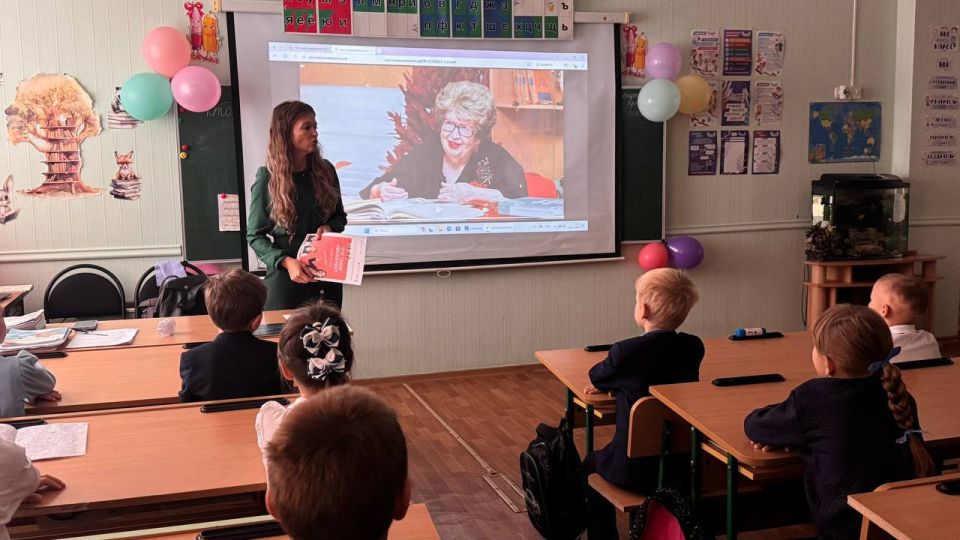 «Разговоры о важном». Утро в Тельмановской гимназии традиционно началось с торжественной линейки и почётного права выноса флага Российской Федерации и флага Донецкой Народной Республики юнармейцами ВПК «Юные патриоты... «Разговоры о важном». Утро в Тельмановской гимназии традиционно началось с торжественной линейки и почётного права выноса флага Российской Федерации и флага Донецкой Народной Республики юнармейцами ВПК «Юные патриоты...