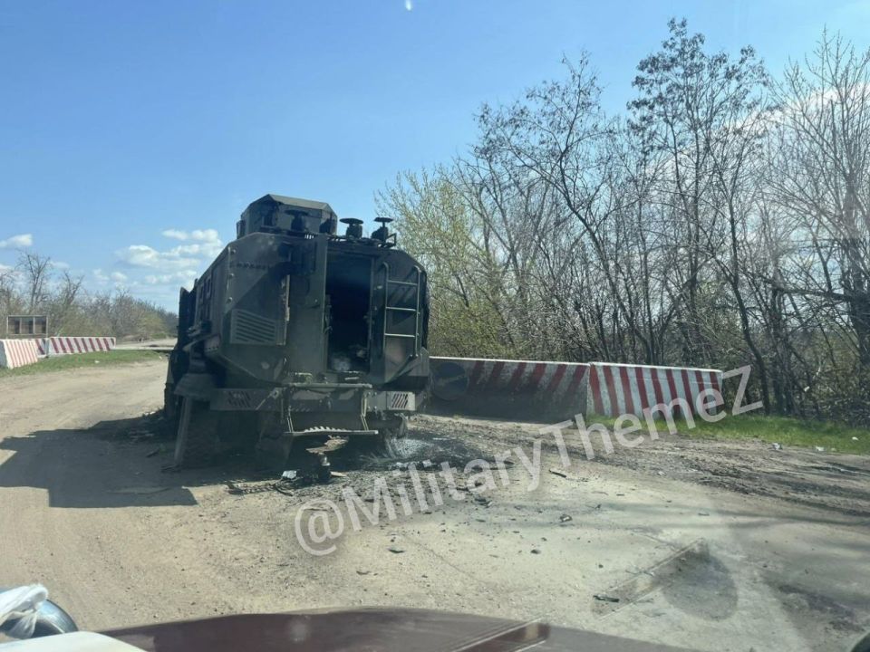 Уничтоженный бронеавтомобиль Roshel Senator MRAP ВСУ в Донецкой области Уничтоженный бронеавтомобиль Roshel Senator MRAP ВСУ в Донецкой области