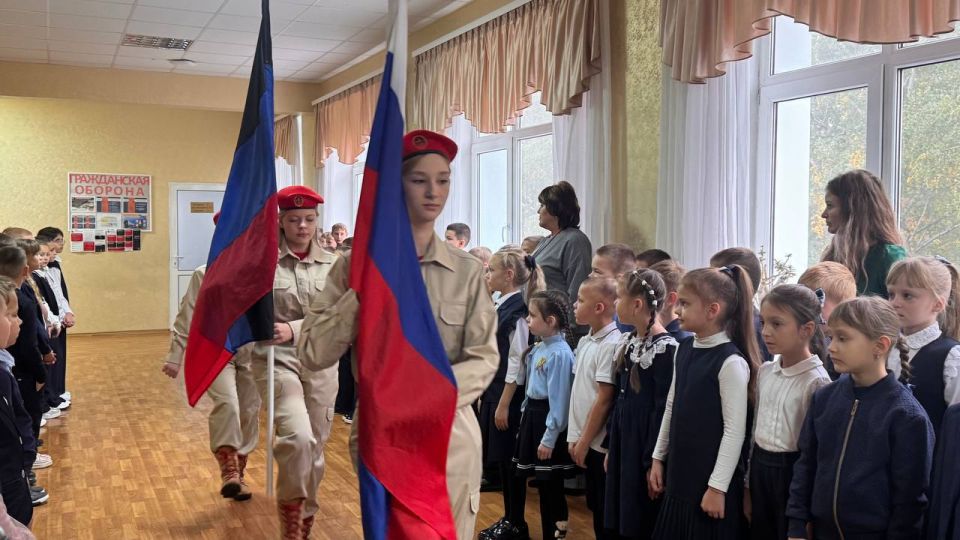 «Разговоры о важном». Утро в Тельмановской гимназии традиционно началось с торжественной линейки и почётного права выноса флага Российской Федерации и флага Донецкой Народной Республики юнармейцами ВПК «Юные патриоты... «Разговоры о важном». Утро в Тельмановской гимназии традиционно началось с торжественной линейки и почётного права выноса флага Российской Федерации и флага Донецкой Народной Республики юнармейцами ВПК «Юные патриоты...