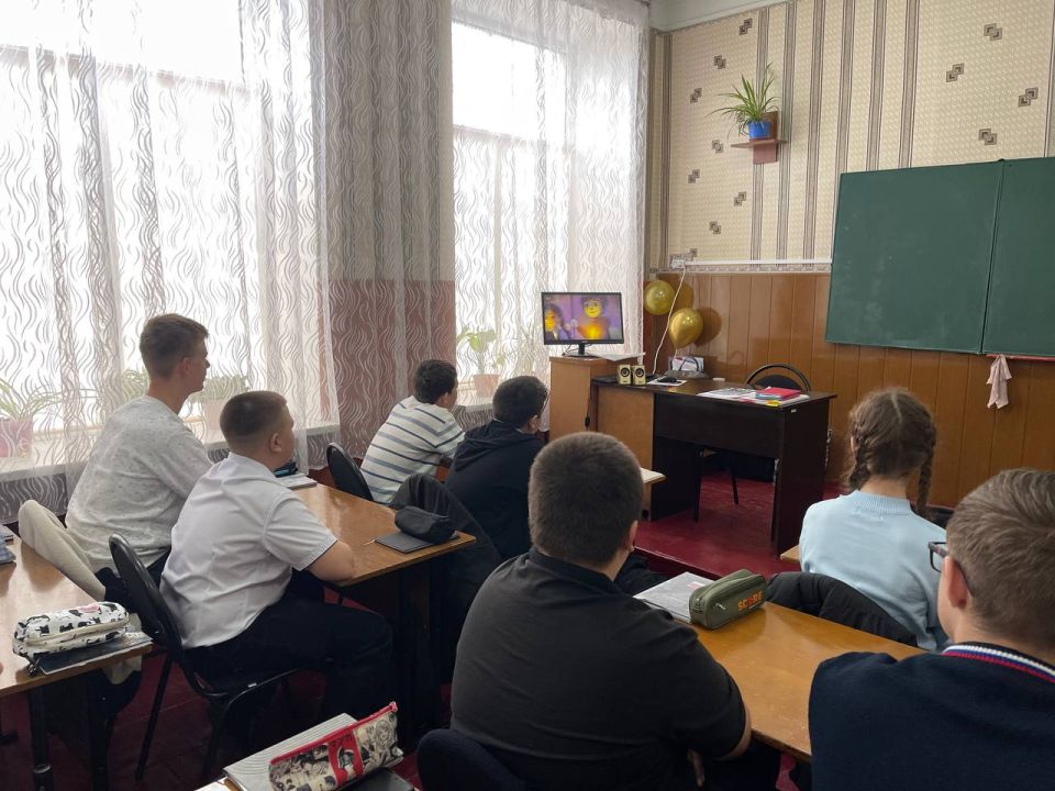 В школах Кировского прошли внеурочные занятия «Разговоры о важном» В школах Кировского прошли внеурочные занятия «Разговоры о важном»
