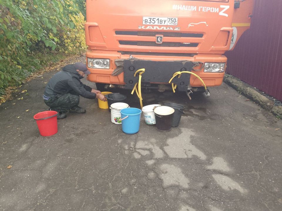 Для обеспечения водой жителей района Управой Кировского внутригородского района при поддержке региона-шефа Московская область ежедневно осуществляется подвоз воды для жителей домов, в которые в установленный графиком день не... Для обеспечения водой жителей района Управой Кировского внутригородского района при поддержке региона-шефа Московская область ежедневно осуществляется подвоз воды для жителей домов, в которые в установленный графиком день не...