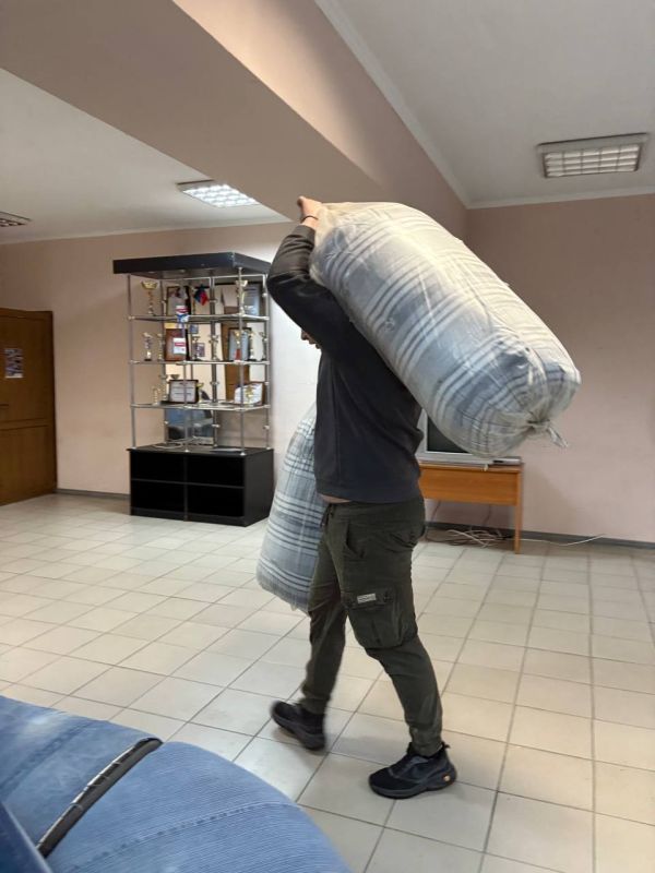 Уважаемые жители округа!. В настоящее время организуется переезд переселенцев из пункта временного размещения в г. Зугрэс в здание амбулатории по адресу: г. Харцызск, ул. Кондратьева, 6. Люди с освобожденных территорий... Уважаемые жители округа!. В настоящее время организуется переезд переселенцев из пункта временного размещения в г. Зугрэс в здание амбулатории по адресу: г. Харцызск, ул. Кондратьева, 6. Люди с освобожденных территорий...