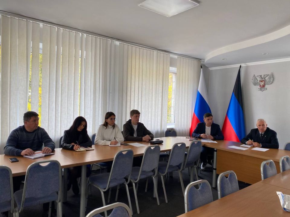Сегодня провел заседание штаба по здравоохранению с главным врачом ГБУ ДНР «ЦГБ г. Харцызска» Андреем Медведевым, сотрудниками Администрации, депутатами и представителями некоммерческих организаций, где были рассмотрены... Сегодня провел заседание штаба по здравоохранению с главным врачом ГБУ ДНР «ЦГБ г. Харцызска» Андреем Медведевым, сотрудниками Администрации, депутатами и представителями некоммерческих организаций, где были рассмотрены...