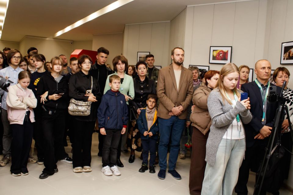 В Донецком республиканском краеведческом музее открылась выставка фоторабот «Дмитрий Смольников: неслучайные штрихи» В Донецком республиканском краеведческом музее открылась выставка фоторабот «Дмитрий Смольников: неслучайные штрихи»