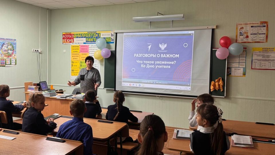 «Разговоры о важном». Утро в Тельмановской гимназии традиционно началось с торжественной линейки и почётного права выноса флага Российской Федерации и флага Донецкой Народной Республики юнармейцами ВПК «Юные патриоты... «Разговоры о важном». Утро в Тельмановской гимназии традиционно началось с торжественной линейки и почётного права выноса флага Российской Федерации и флага Донецкой Народной Республики юнармейцами ВПК «Юные патриоты...
