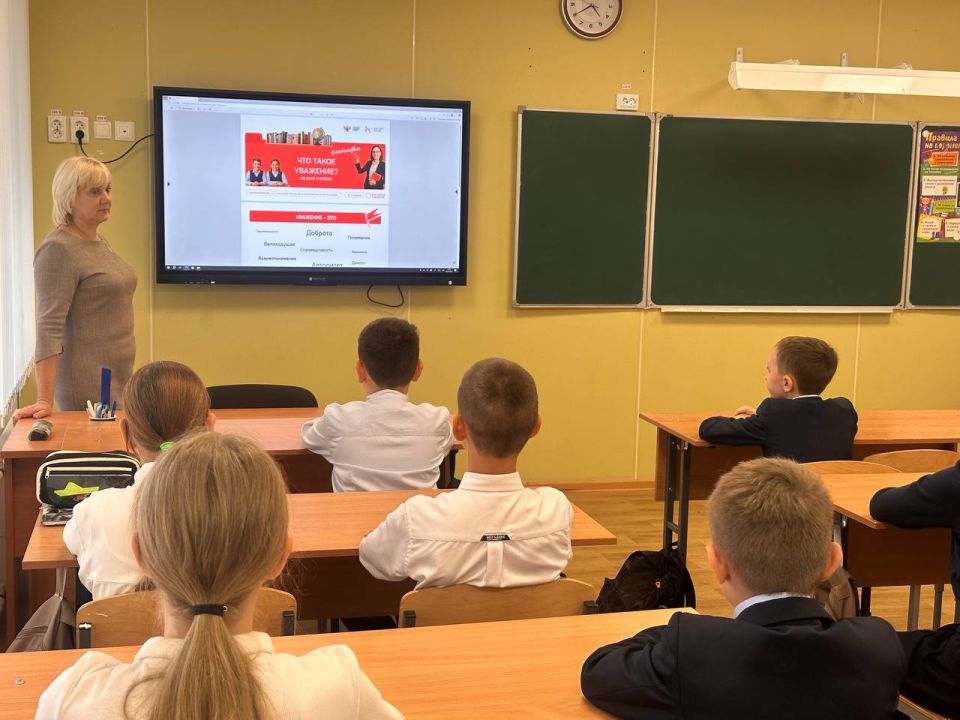 «Разговоры о важном». Утро в Тельмановской гимназии традиционно началось с торжественной линейки и почётного права выноса флага Российской Федерации и флага Донецкой Народной Республики юнармейцами ВПК «Юные патриоты... «Разговоры о важном». Утро в Тельмановской гимназии традиционно началось с торжественной линейки и почётного права выноса флага Российской Федерации и флага Донецкой Народной Республики юнармейцами ВПК «Юные патриоты...