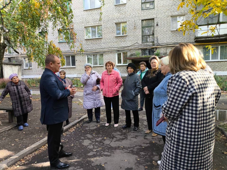 Денис Зубов: Александр Кузнецов встретился с жильцами дома №106 Денис Зубов: Александр Кузнецов встретился с жильцами дома №106