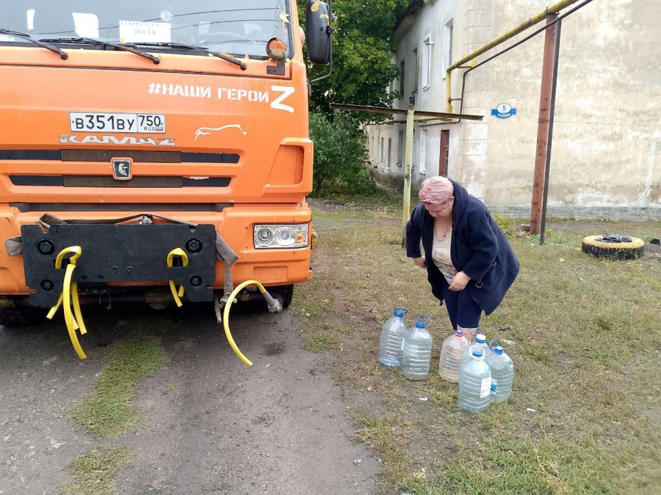 Для обеспечения водой жителей района Управой Кировского внутригородского района при поддержке региона-шефа Московская область ежедневно осуществляется подвоз воды для жителей домов, в которые в установленный графиком день не... Для обеспечения водой жителей района Управой Кировского внутригородского района при поддержке региона-шефа Московская область ежедневно осуществляется подвоз воды для жителей домов, в которые в установленный графиком день не...