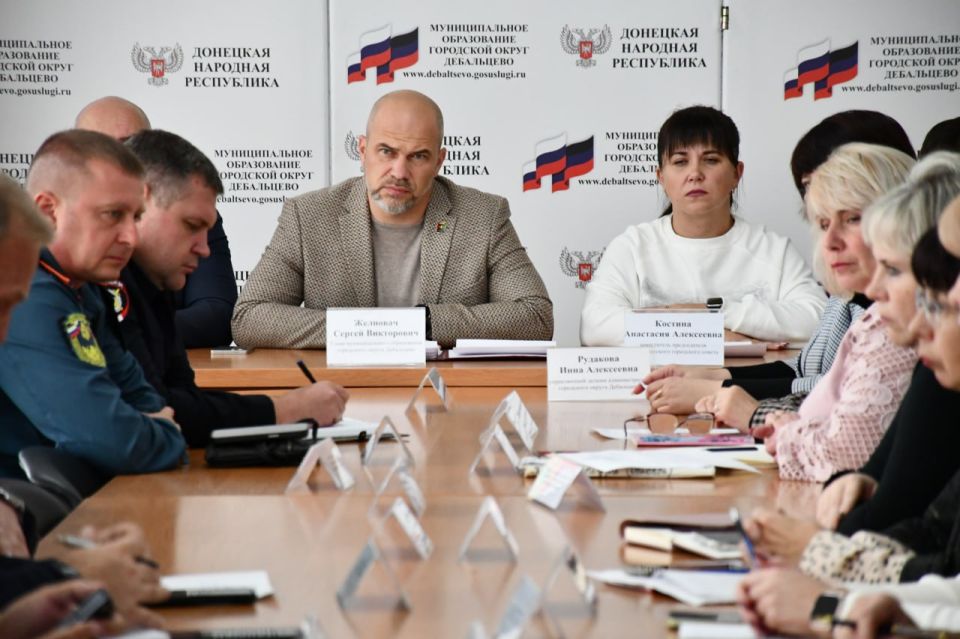 Сегодня, 6 октября, глава муниципального образования городского округа Дебальцево, Сергей Желновач провел расширенное аппаратное совещание Сегодня, 6 октября, глава муниципального образования городского округа Дебальцево, Сергей Желновач провел расширенное аппаратное совещание