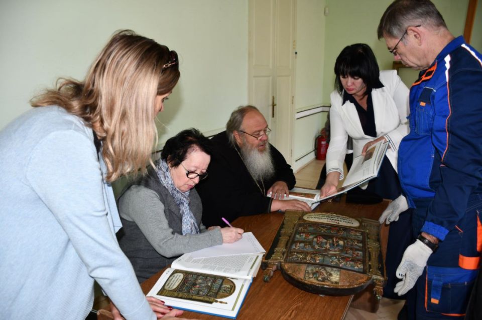 Донецкий художественный музей, Донецкая Епархия и Государственный музей «Исаакиевский собор» запускают совместный проект по изучению и сохранению иконописного наследия Донбасса Донецкий художественный музей, Донецкая Епархия и Государственный музей «Исаакиевский собор» запускают совместный проект по изучению и сохранению иконописного наследия Донбасса