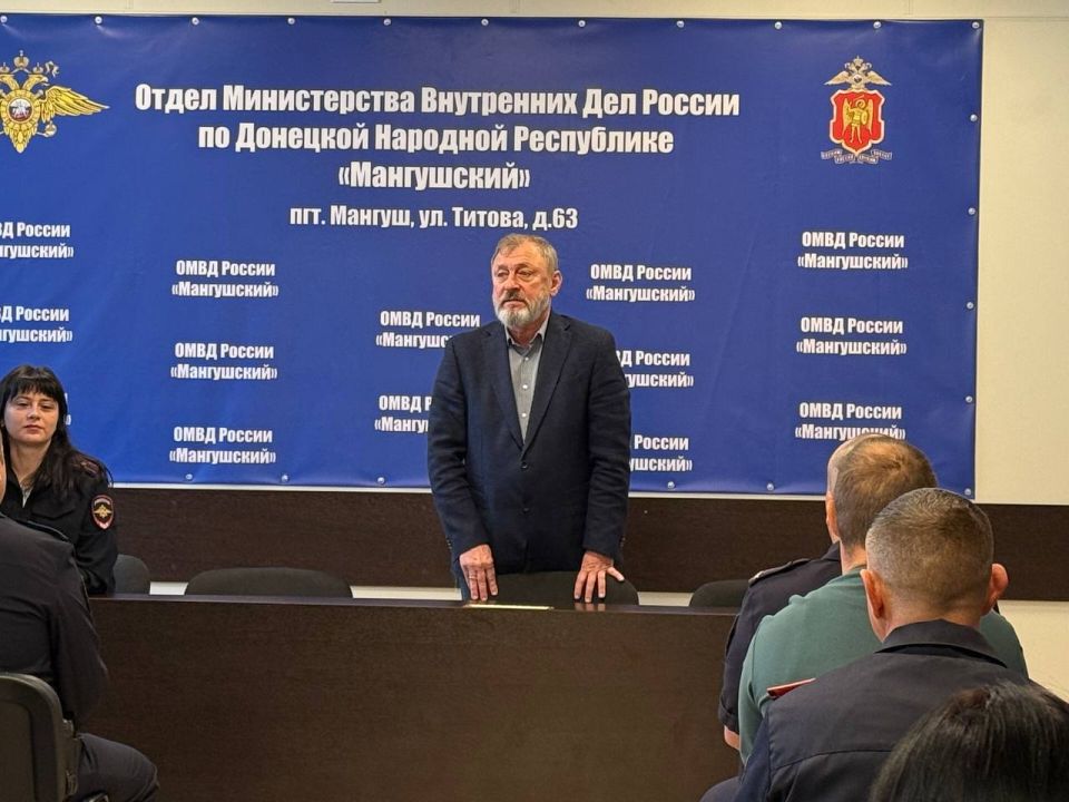 Глава Мангушского муниципального округа Борис Трима посетил отдел МВД России «Мангушский», чтобы лично поздравить сотрудников уголовного розыска с их профессиональным праздником Глава Мангушского муниципального округа Борис Трима посетил отдел МВД России «Мангушский», чтобы лично поздравить сотрудников уголовного розыска с их профессиональным праздником