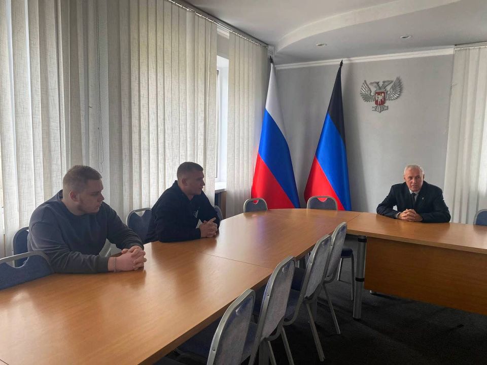 Сегодня провел встречу с руководителями некоммерческих молодежных организаций Сегодня провел встречу с руководителями некоммерческих молодежных организаций