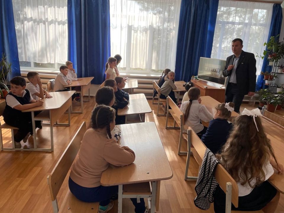 Депутат Старобешевского муниципального совета, Секретарь первичного отделения №1075 Старобешевского местного отделения Партии «ЕДИНАЯ РОССИЯ» принимает участие в акции «1000 ДОБРЫХ ДЕЛ» Депутат Старобешевского муниципального совета, Секретарь первичного отделения №1075 Старобешевского местного отделения Партии «ЕДИНАЯ РОССИЯ» принимает участие в акции «1000 ДОБРЫХ ДЕЛ»