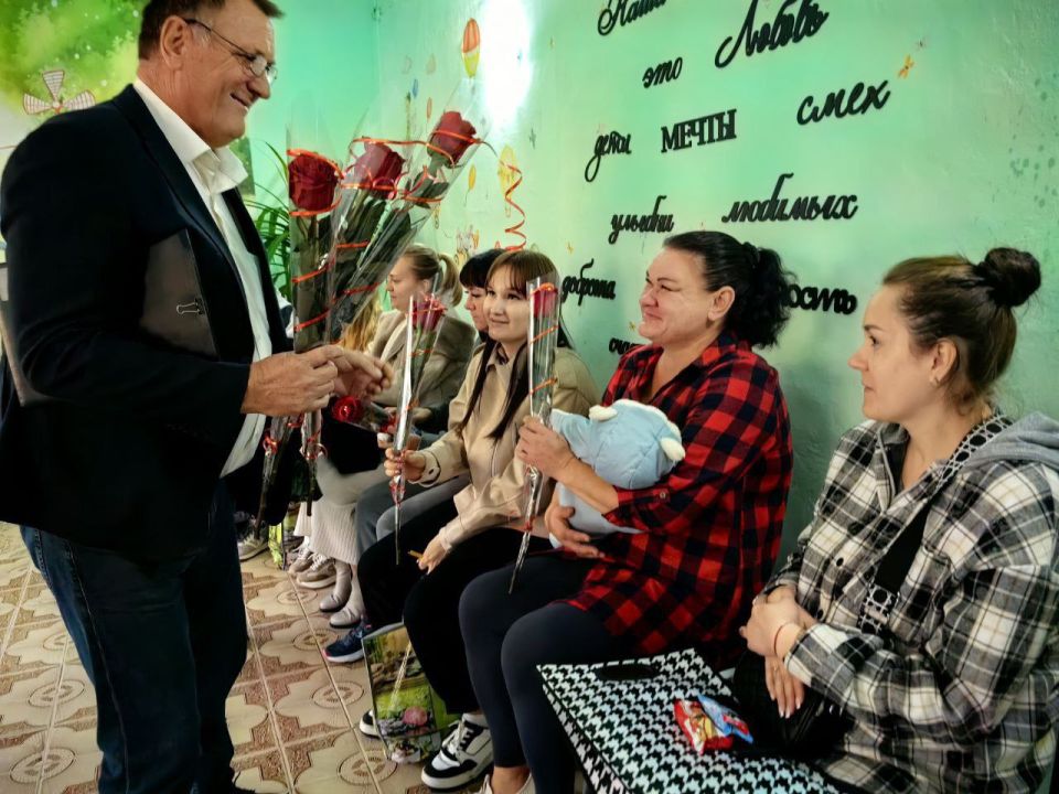 Забота о будущем. В Амвросиевском местном отделении Партии "Единая Россия"отметили День беременных Забота о будущем. В Амвросиевском местном отделении Партии "Единая Россия"отметили День беременных