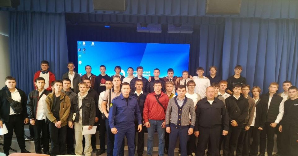 Сотрудники транспортной полиции Мариуполя провели профилактические беседы со студентами Сотрудники транспортной полиции Мариуполя провели профилактические беседы со студентами