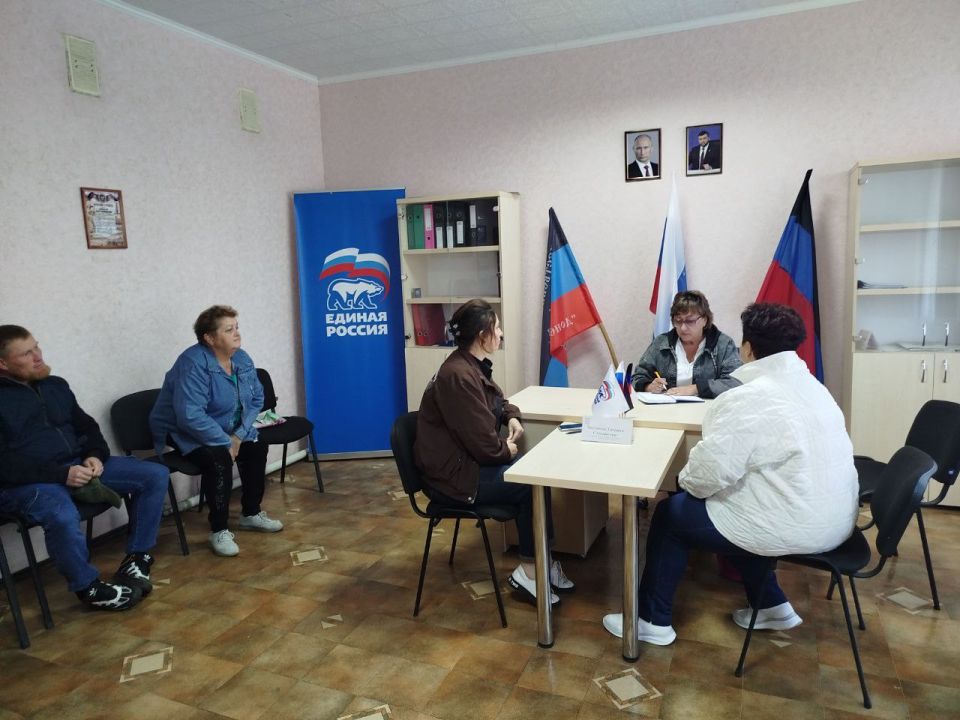 В Хлебодаровском отделении общественной приёмной партии «Единая Россия» провёл приём граждан депутат Волновахского муниципального совета Донецкой Народной Республики первого созыва Харченко Татьяна Степановна В Хлебодаровском отделении общественной приёмной партии «Единая Россия» провёл приём граждан депутат Волновахского муниципального совета Донецкой Народной Республики первого созыва Харченко Татьяна Степановна