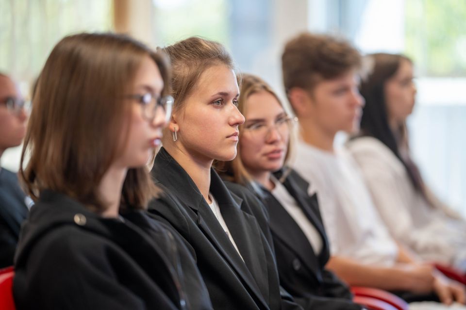 Нам есть чем гордиться!. Всероссийская профориентационная неделю «Нам есть чем гордиться» объединяет тех, кто уже сделал свой профессиональный выбор, и тех, кто только ищет свое призвание Нам есть чем гордиться!. Всероссийская профориентационная неделю «Нам есть чем гордиться» объединяет тех, кто уже сделал свой профессиональный выбор, и тех, кто только ищет свое призвание