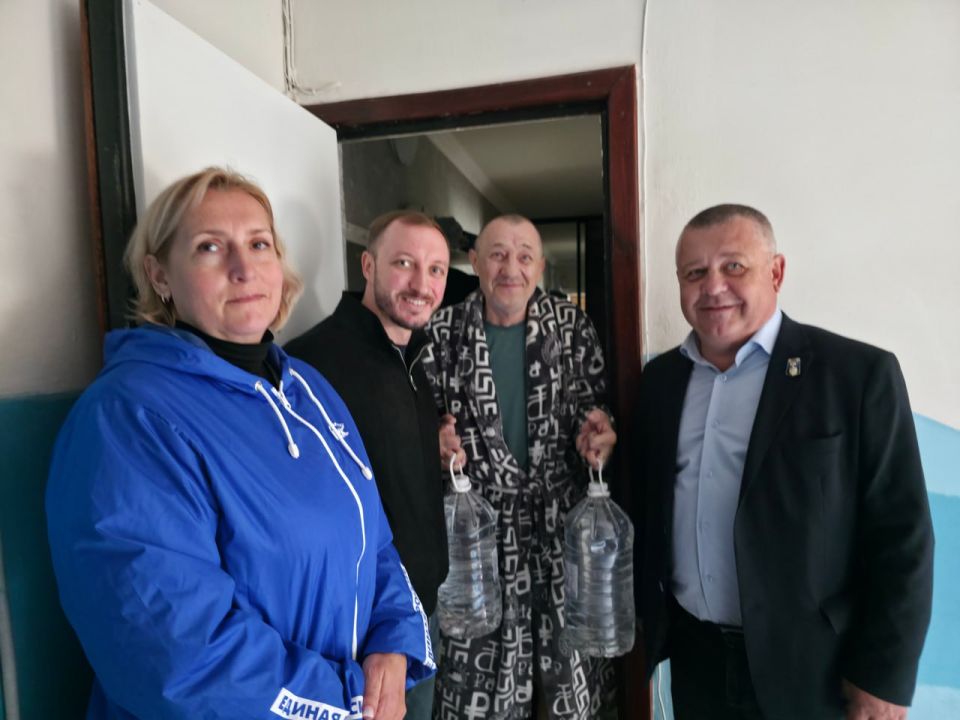 Иван Адамец: Сотрудники управы Куйбышевского района и депутаты Донецкого горсовета от партии «Единой России» Герман Полунин и Сергей Остапенко приняли участие в акции «1000 Добрых дел», приуроченной ко дню рождения... Иван Адамец: Сотрудники управы Куйбышевского района и депутаты Донецкого горсовета от партии «Единой России» Герман Полунин и Сергей Остапенко приняли участие в акции «1000 Добрых дел», приуроченной ко дню рождения...
