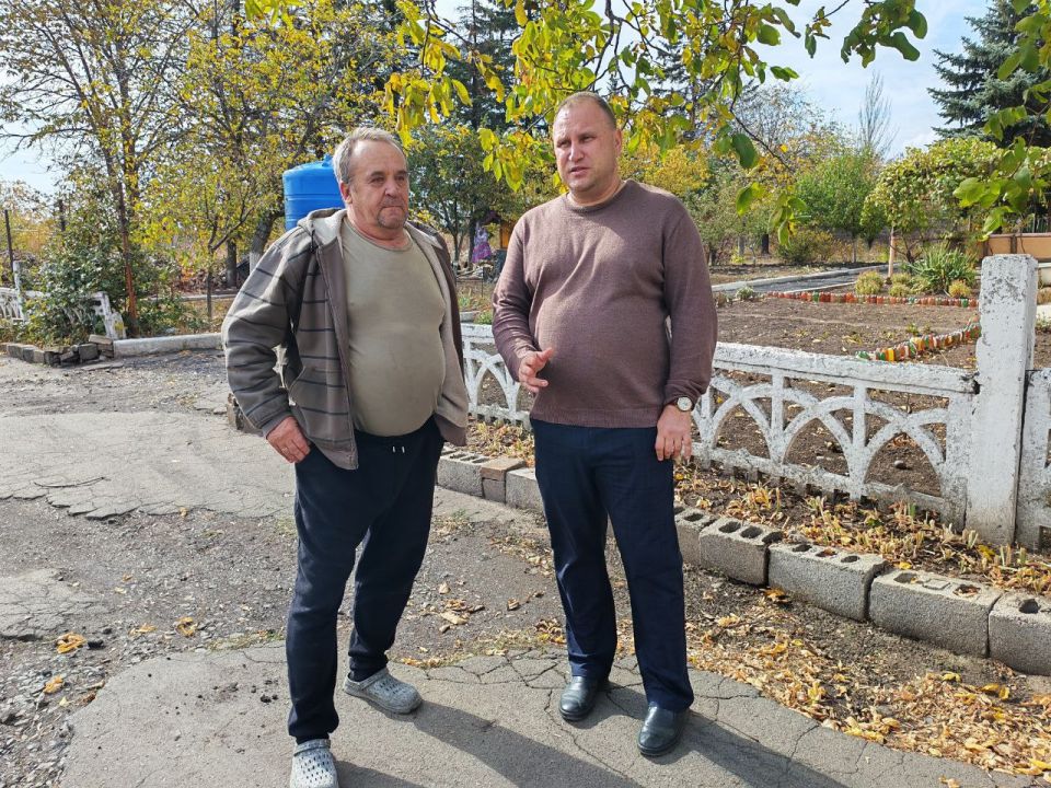 Сегодня, 7 октября, Председатель Торезского городского совета Александр Казмерчук проконтролировал своевременное наполнение ранее установленных емкостей по адресу: проспект Гагарина, д. 157 Сегодня, 7 октября, Председатель Торезского городского совета Александр Казмерчук проконтролировал своевременное наполнение ранее установленных емкостей по адресу: проспект Гагарина, д. 157