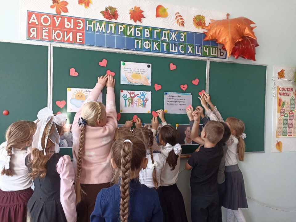 1000 ДОБРЫХ ДЕЛ. С целью развития общественных инициатив и массовой доброй активности, привлечения внимания обучающихся к важности добрых дел и благотворительности педагоги, учащиеся ГБОУ "Школа № 3 г.о. Дебальцево" приняли... 1000 ДОБРЫХ ДЕЛ. С целью развития общественных инициатив и массовой доброй активности, привлечения внимания обучающихся к важности добрых дел и благотворительности педагоги, учащиеся ГБОУ "Школа № 3 г.о. Дебальцево" приняли...